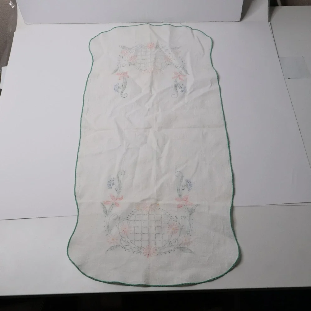VTG Hand Embroidered Floral Table Runner White Scalloped Edge Green Trim 28in‎